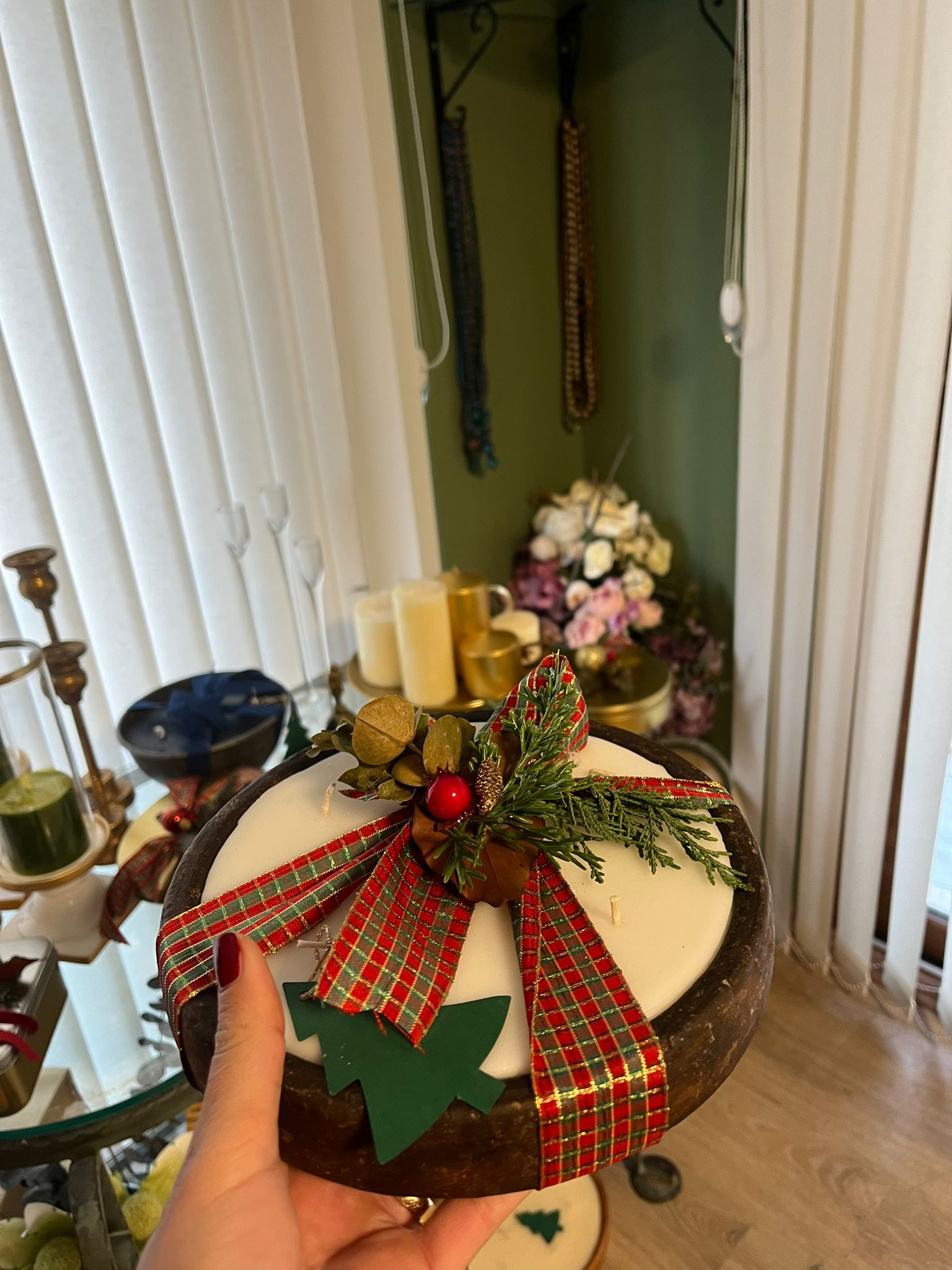 Koyu Toprak Formu Mum- Beyaz